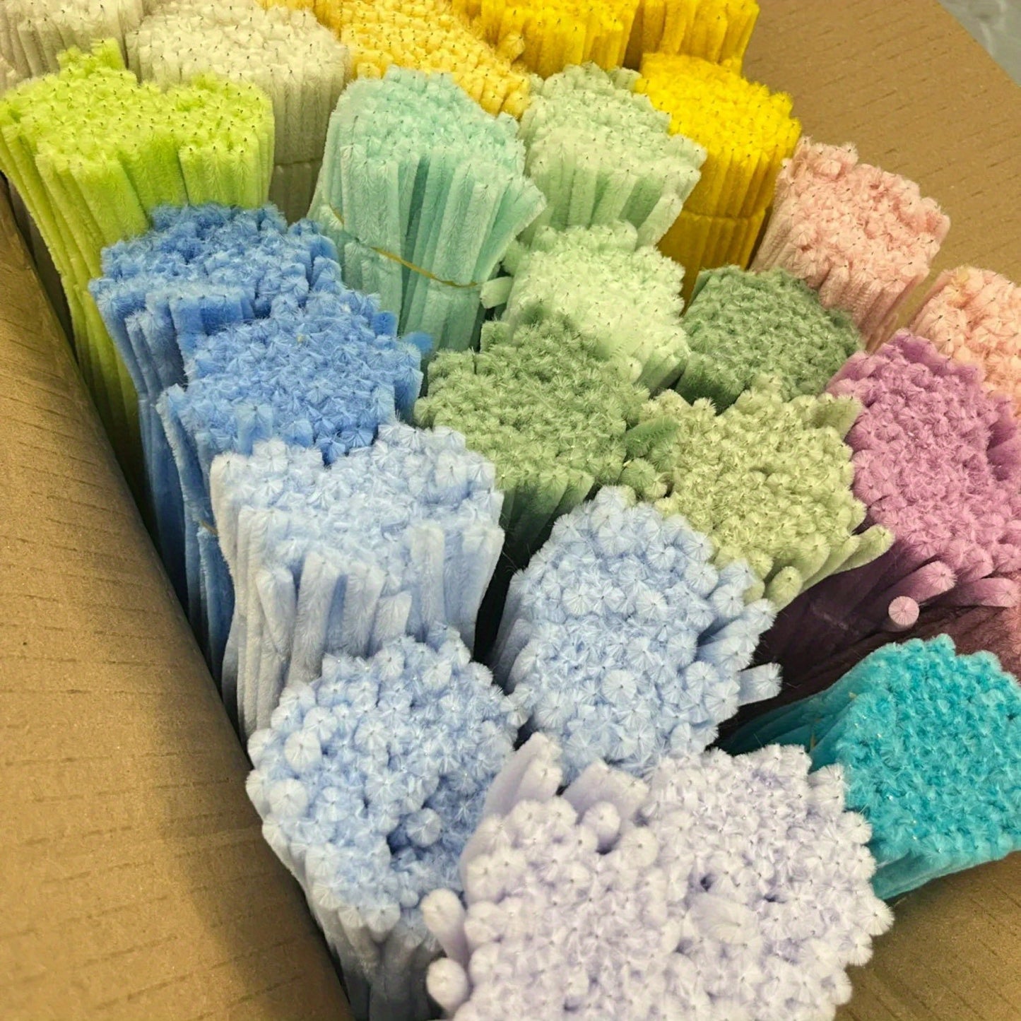 There Are 1020 Solid Color Twist Sticks with Patterned Rods Available in 20 Different Colors. They Feature Upgraded, Thicker Fuzzy Strips, with Ample Quantity Suitable for Various Projects, Crafts, And Are Ideal for Beginners.